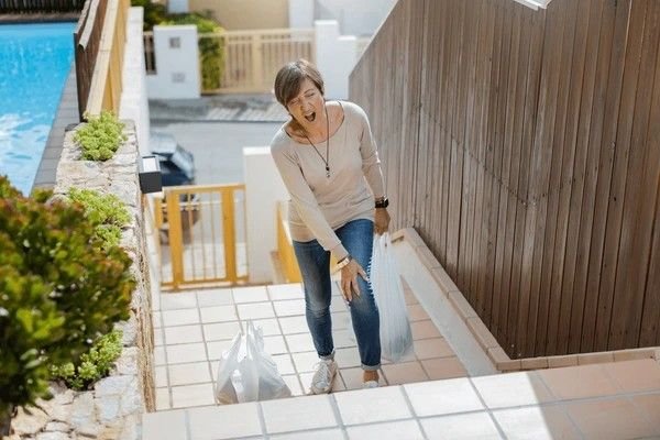 knee pain while climbing stairs